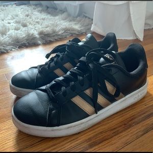 SIZE 10 ADIDAS WOMENS GRAND COURT - BLACK/GOLD